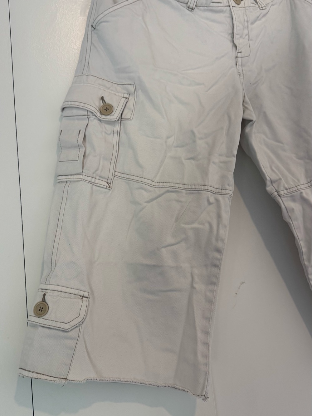 TRUE VINTAGE: Abercrombie & Fitch Women’s Y2K Low Rise White Cargo Capris - Picture 3 of 8